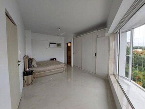 Room in 2 BHK Apartment at Sea View Apartments Bandra, Bandra West – for Rent