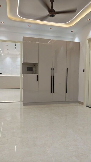 Room in 4 BHK Apartment at Sector 10 Dwarka – for Sale