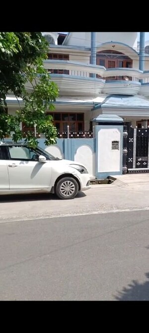 Parking in 3 BHK Builder Floor at Mohit Nagar – for Rent