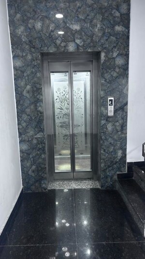 Lift in 4 BHK Builder Floor at Green Fields Colony – for Sale