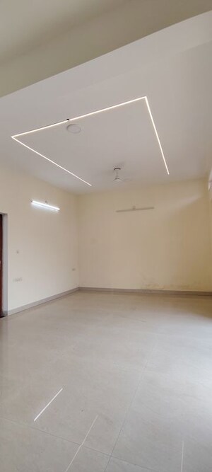 Room in 3 BHK Villa at Vidhan Sabha Marg – for Rent
