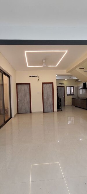 Room in 3 BHK Villa at Vidhan Sabha Marg – for Rent
