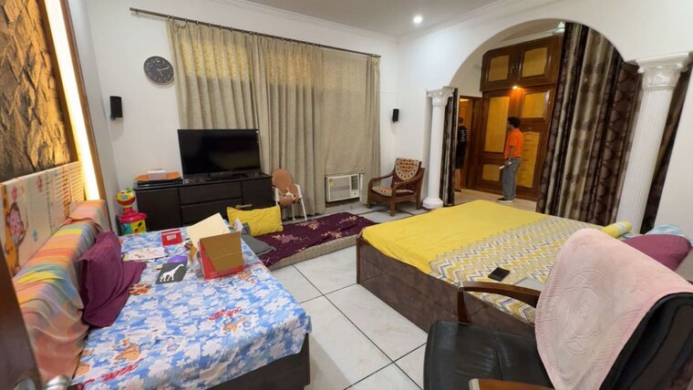 Bedroom, vikas puri 3 Bedroom 400 Sq.Yd. Apartment In Vikas Puri Delhi 10677682