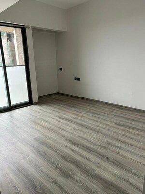Room in 4 BHK Apartment at Rustomjee Paramount, Khar West – for Sale