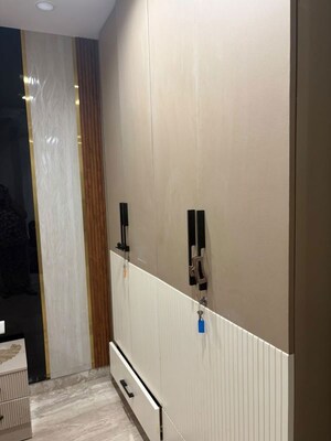 Room in 4 BHK Apartment at Vikas Puri – for Sale