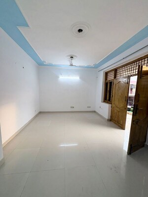 Room in 3 BHK Apartment at Vikas Puri – for Rent