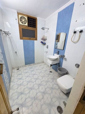 Team Area in 3 BHK Apartment at Vikas Puri – for Rent