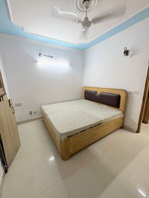 Room in 3 BHK Apartment at Vikas Puri – for Rent