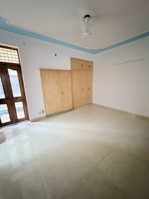Room in 3 BHK Apartment at Vikas Puri – for Rent