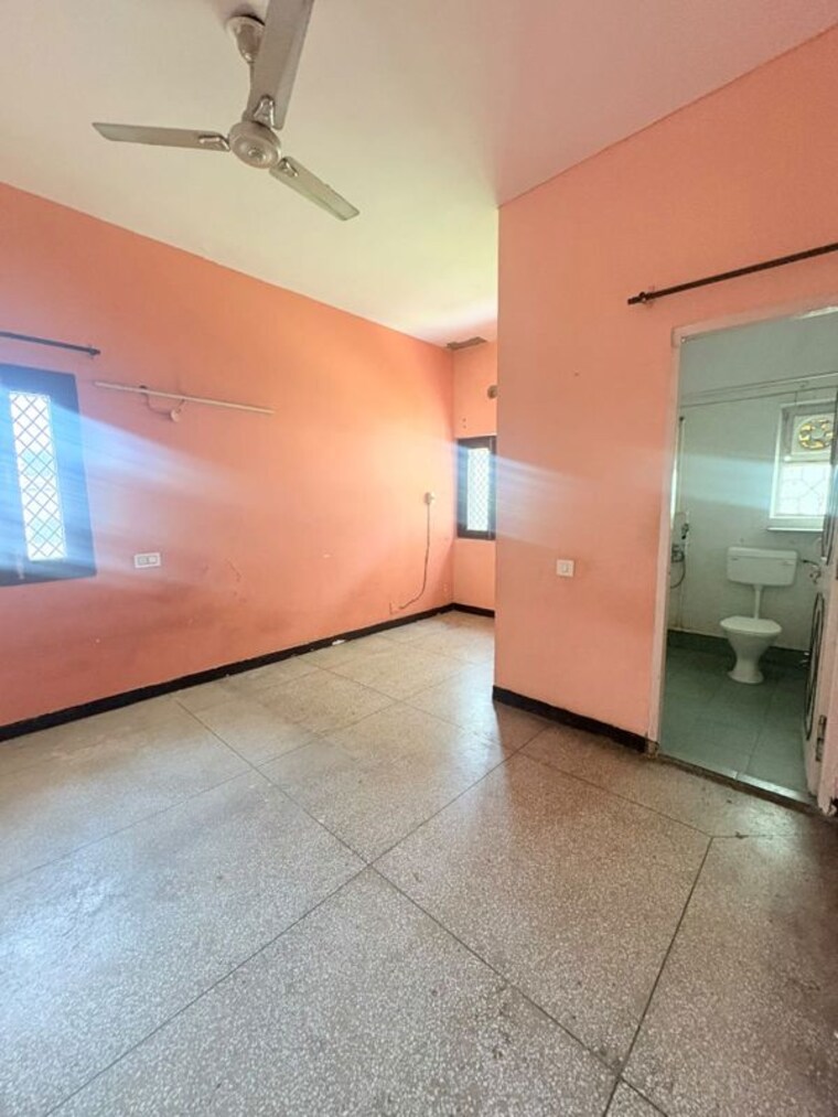 Room, vikas puri 3 Bedroom 250 Sq.Yd. Apartment In Vikas Puri Delhi 10677740