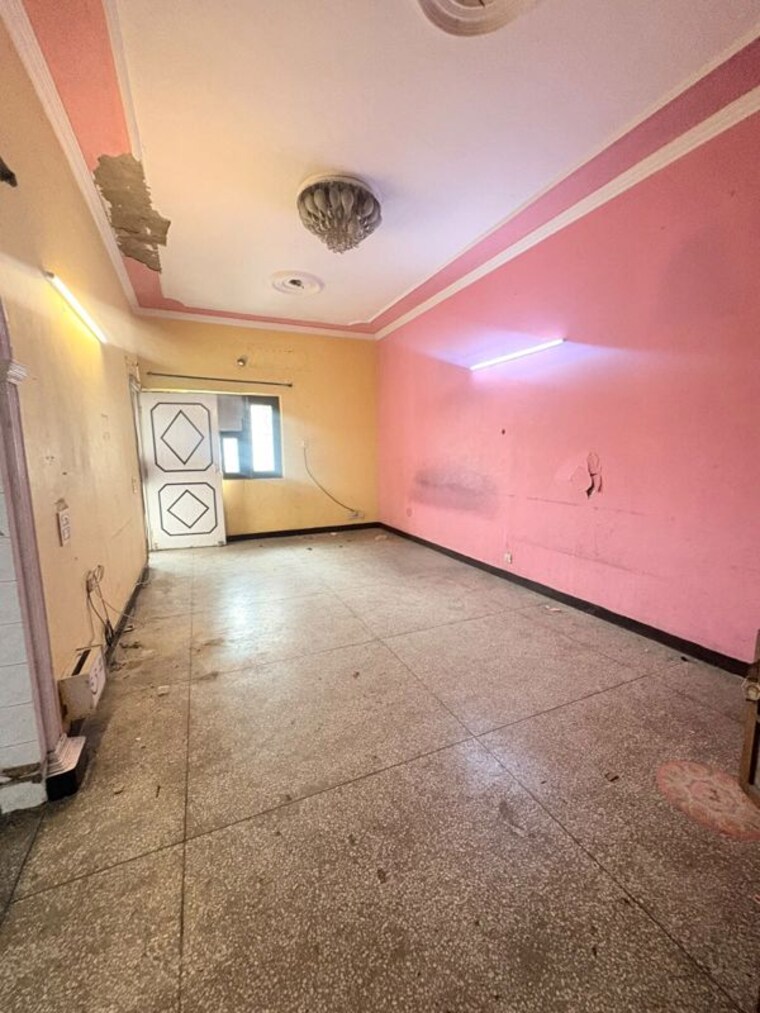 Room, vikas puri 3 Bedroom 250 Sq.Yd. Apartment In Vikas Puri Delhi 10677740