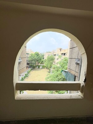 Furnished Amenities in 3 BHK Apartment at Vikas Puri – for Rent