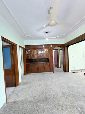 Room in 3 BHK Apartment at Vikas Puri – for Rent
