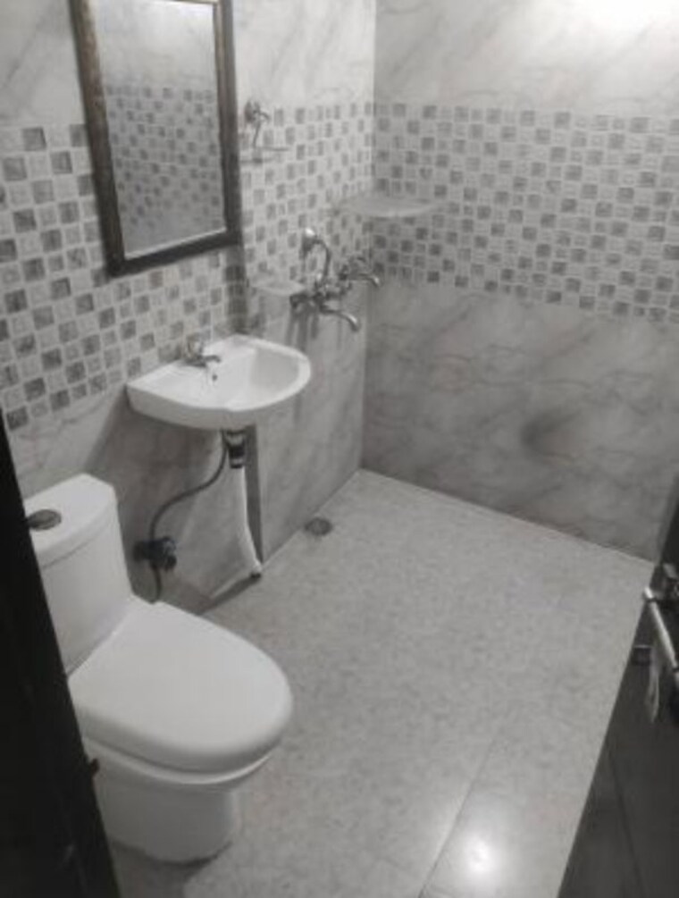 Bathroom, beta ii greater noida 2 Bedroom 120 Sq.Mt. Independent House In Beta Ii Greater Noida Greater Noida 10677845