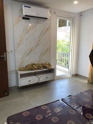 Room in 1 BHK Builder Floor at Sushant Vyapaar Kendra, Sector 43 – for Rent