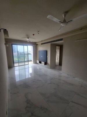 Room in 2 BHK Apartment at Conscient Habitat 102, Sector 102 – for Rent