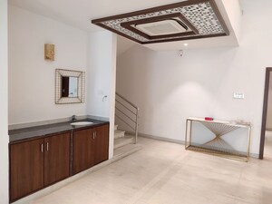 Room in 6 BHK Independent House at Banjara Hills – for Rent