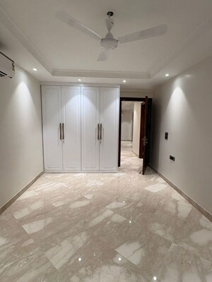 Room in 3 BHK Builder Floor at Green Park Extension – for Sale