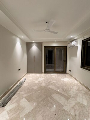 Room in 3 BHK Builder Floor at Green Park Extension – for Sale