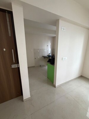 Room in 2 BHK Apartment at Piramal Vaikunth, Balkum Pada – for Rent