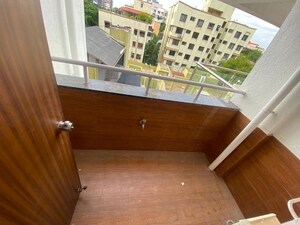 Furnished Amenities in 2.5 BHK Apartment at Deshpande Shikshak CHS, Sanewadi – for Rent