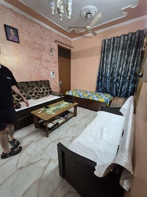 Living Room in 2.5 BHK Apartment at Mayur Vihar – for Rent