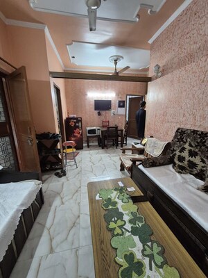 Furnished Amenities in 2.5 BHK Apartment at Mayur Vihar – for Rent