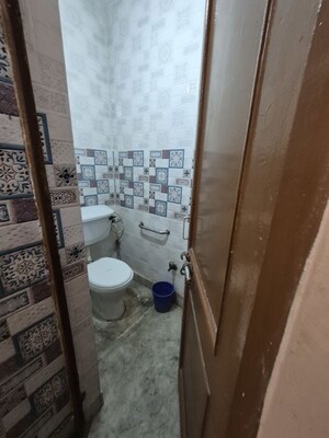 Washroom in 2.5 BHK Apartment at Mayur Vihar – for Rent