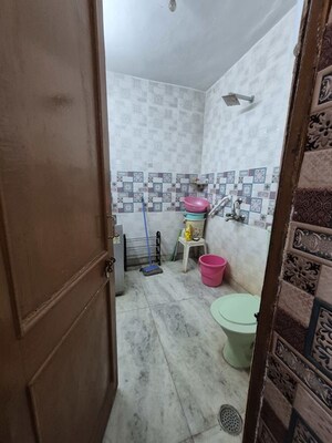 Attached Bathroom in 2.5 BHK Apartment at Mayur Vihar – for Rent