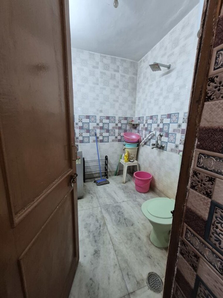 Attached Bathroom, mayur vihar 2.5 Bedroom 850 Sq.Ft. Apartment In Mayur Vihar Delhi 10678290
