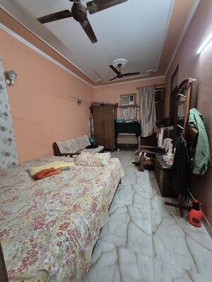 Living Room in 2.5 BHK Apartment at Mayur Vihar – for Rent