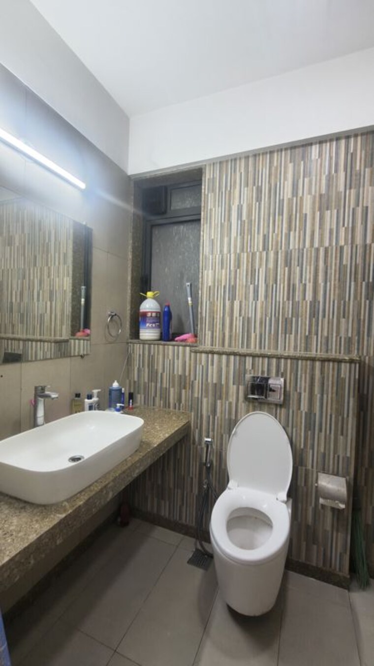 Washroom, shapoorji-pallonji-vicinia 3 Bedroom 1068 Sq.Ft. Apartment In Powai Mumbai 10678302