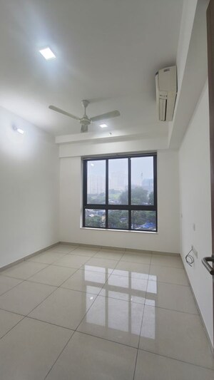 Room in 3 BHK Apartment at Shapoorji Pallonji Vicinia, Powai – for Rent
