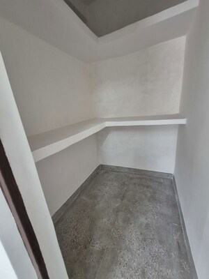Furnished Amenities in 2.5 BHK Apartment at Mayur Vihar – for Rent