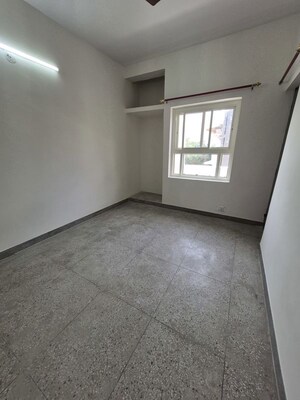 Room in 2.5 BHK Apartment at Mayur Vihar – for Rent