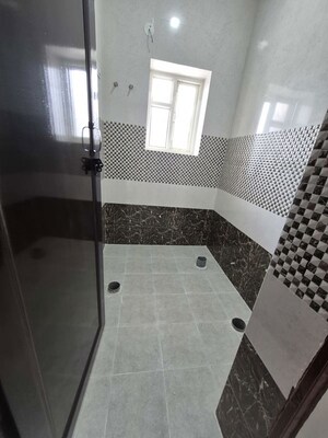 Washroom in 2.5 BHK Apartment at Mayur Vihar – for Rent