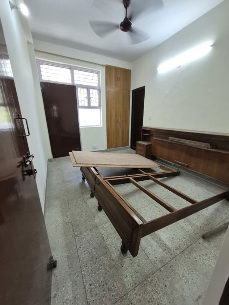 Room, mayur vihar 2.5 Bedroom 950 Sq.Ft. Apartment In Mayur Vihar Delhi 10678360