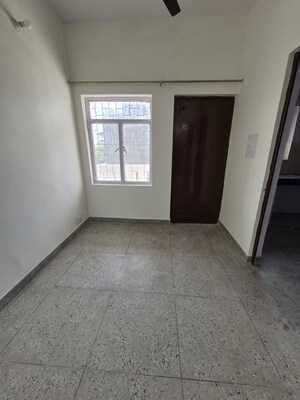 Room in 2.5 BHK Apartment at Mayur Vihar – for Rent