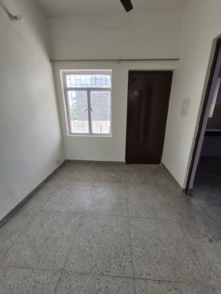 Room, mayur vihar 2.5 Bedroom 950 Sq.Ft. Apartment In Mayur Vihar Delhi 10678360