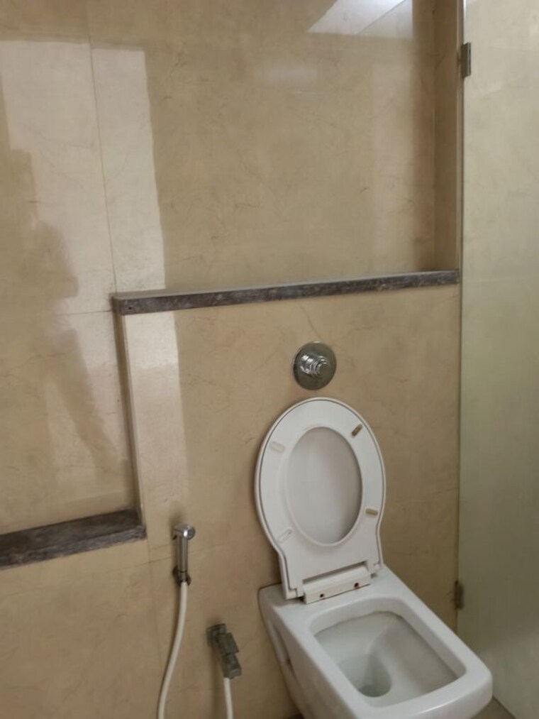 Bathroom, kabra-aurum 3 Bedroom 941 Sq.Ft. Apartment In Goregaon West Mumbai 10678513