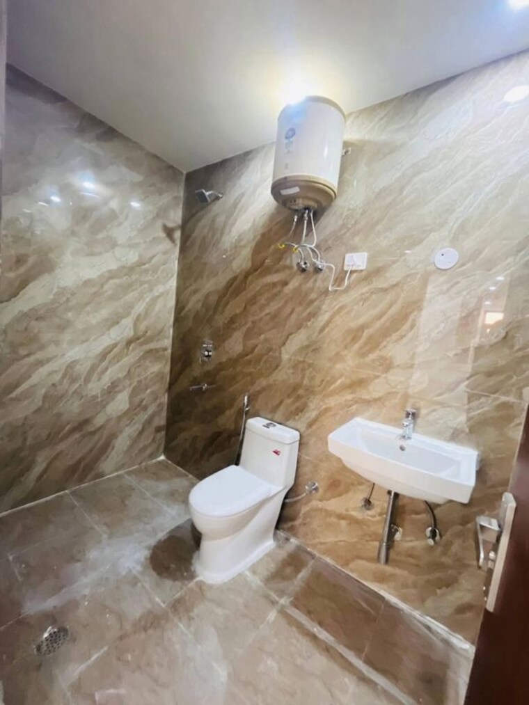 Bathroom, malviya nagar 2 Bedroom 100 Sq.Yd. Builder Floor In Malviya Nagar Delhi 10678558