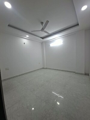 Room in 3 BHK Apartment at Chattarpur – for Rent