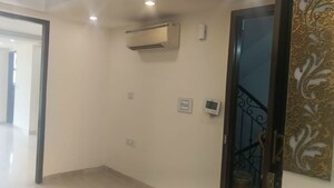 Room in 3 BHK Builder Floor at South Extension ii – for Rent