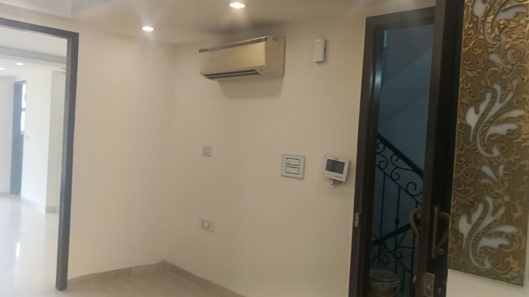 Room, south extension ii 3 Bedroom 2250 Sq.Ft. Builder Floor In South Extension ii Delhi 10678635
