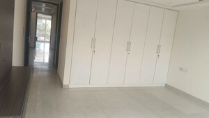 Room in 3 BHK Builder Floor at South Extension ii – for Rent