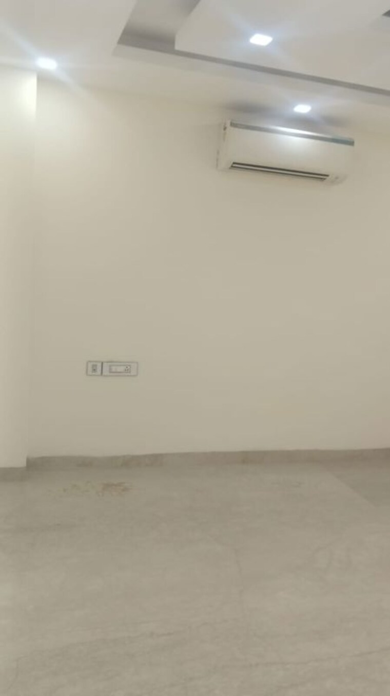Room, south extension ii 3 Bedroom 2250 Sq.Ft. Builder Floor In South Extension ii Delhi 10678635