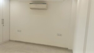 Room in 3 BHK Builder Floor at South Extension ii – for Rent