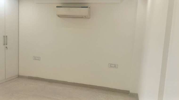 Room, south extension ii 3 Bedroom 2250 Sq.Ft. Builder Floor In South Extension ii Delhi 10678635