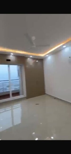 Room in 3.5 BHK Apartment at Sushant Golf City – for Rent