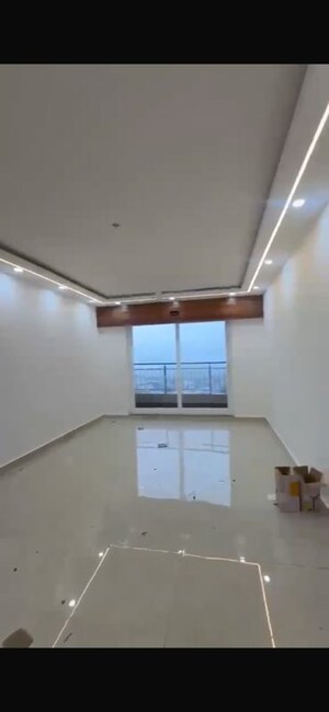 Room in 3.5 BHK Apartment at Sushant Golf City – for Rent